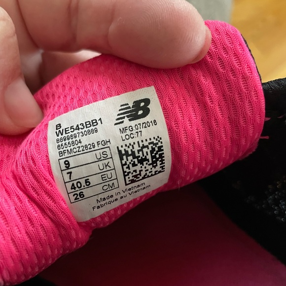 Womens 9 New Balance sneakers - Picture 4 of 4